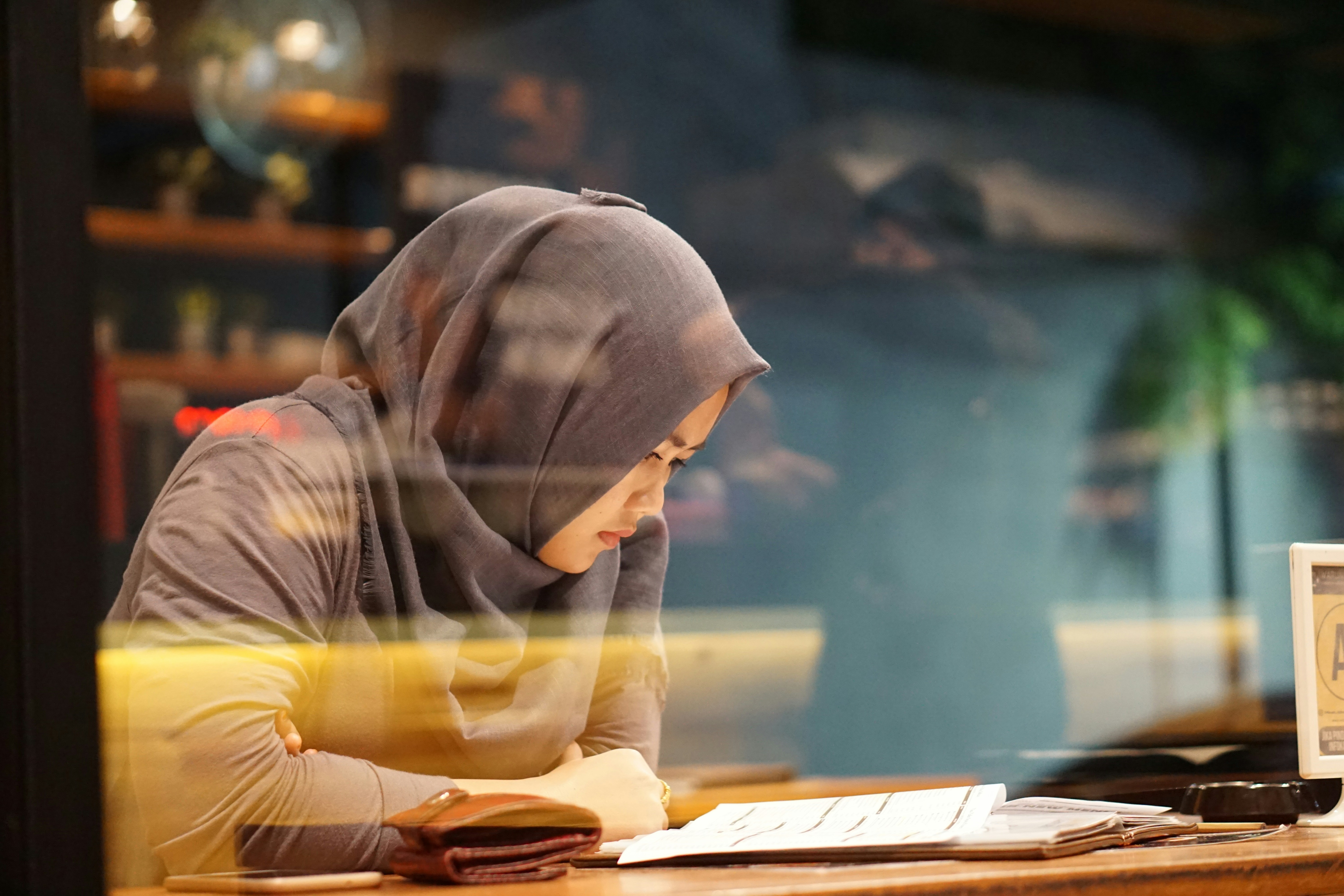 Seorang profesional yang tertekan dan keletihan di tempat kerja